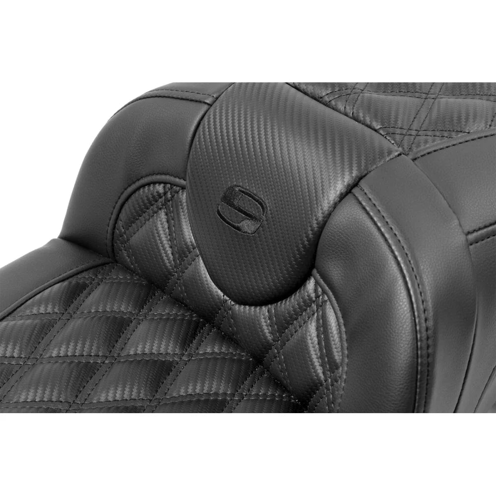 Harley-Davidson Touring (23-26) Roadsofa 2-up sæde Carbon Fiber/ Lattice Stitch/ Perforated Extended Reach med førerryglæn – Saddlemen – ekstra produktvisning med fokus på form, polstring, syninger og finish – billede 5