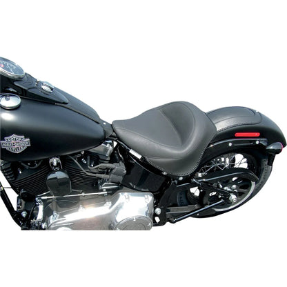Harley-Davidson Softail (11-17) Wide solosæde – Mustang – Mustang varenr. 76752 – ekstra produktvinkel med fokus på form og finish – billede 4