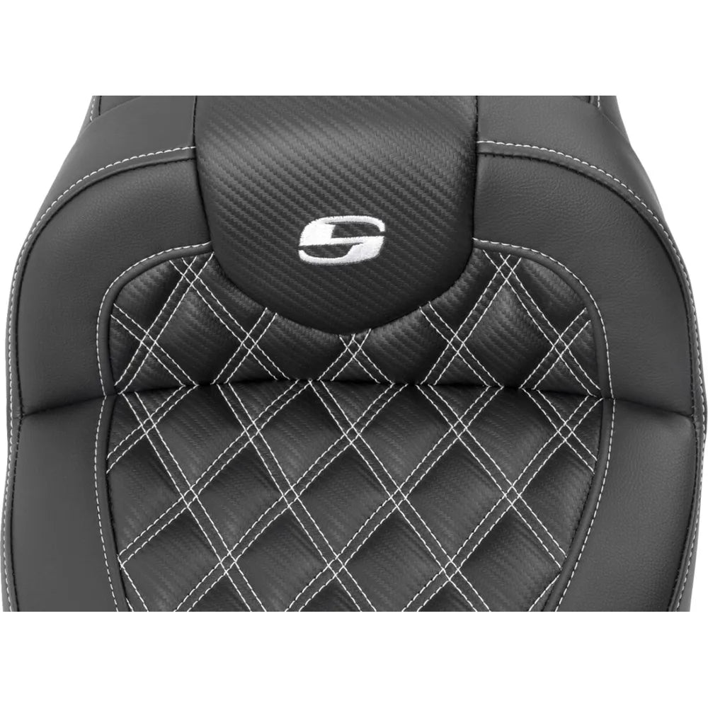Harley-Davidson Touring (23-26) Roadsofa 2-up sæde Carbon Fiber/ Lattice Stitch/ Perforated hvid syning med førerryglæn – Saddlemen – ekstra produktvisning med fokus på form, polstring, syninger og finish – billede 4