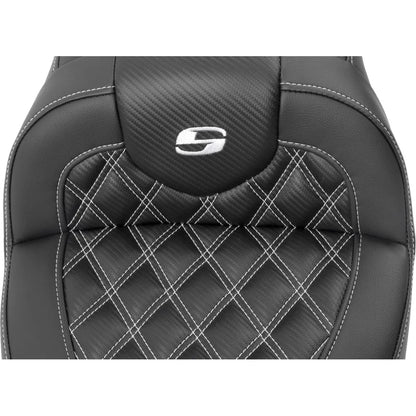 Harley-Davidson Touring (23-26) Roadsofa 2-up sæde Carbon Fiber/ Lattice Stitch/ Perforated hvid syning med førerryglæn – Saddlemen – ekstra produktvisning med fokus på form, polstring, syninger og finish – billede 4