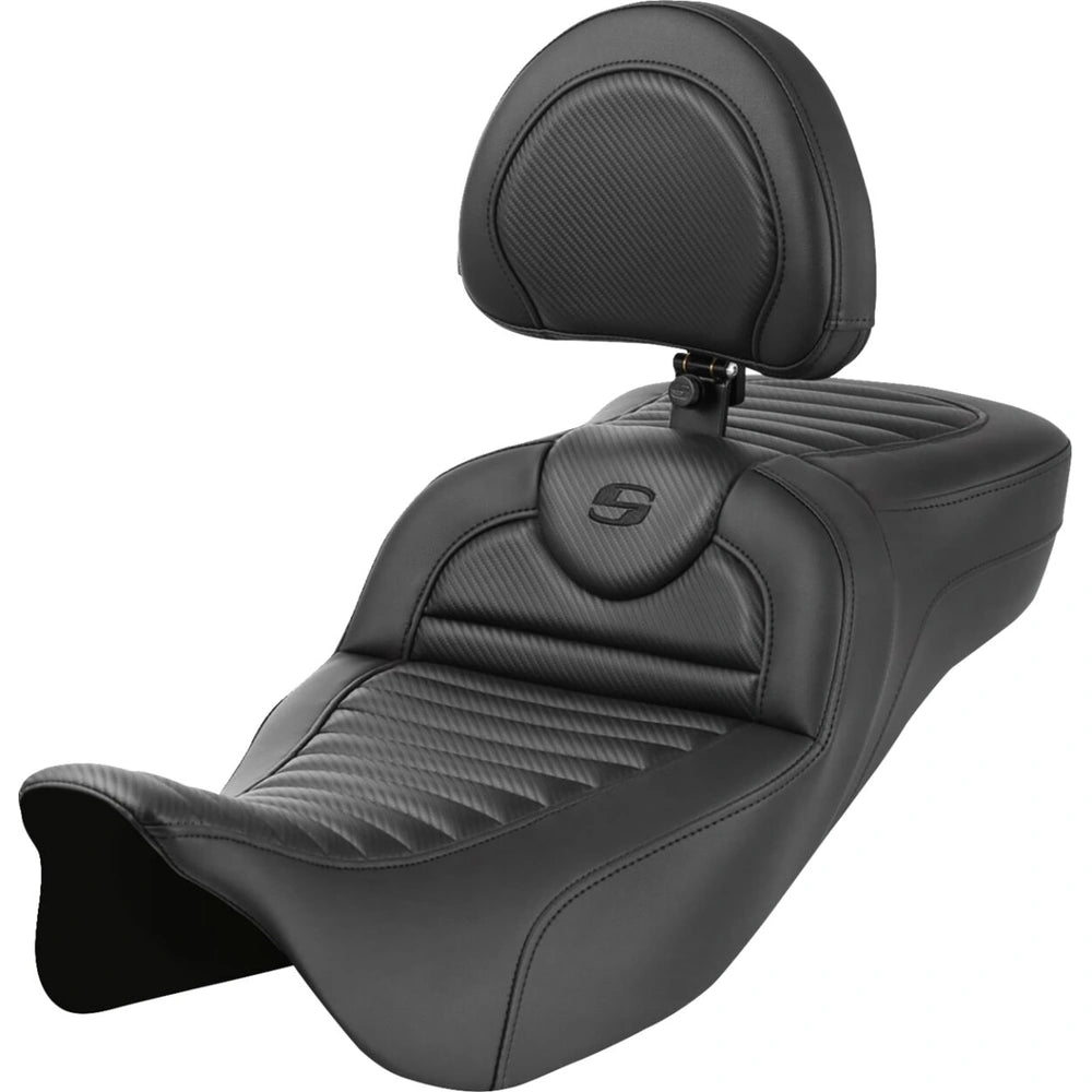 Harley-Davidson Touring (08-24) Roadsofa 2-up sæde Carbon Fiber/ Tuck-n-Roll Extended Reach med førerryglæn – Saddlemen