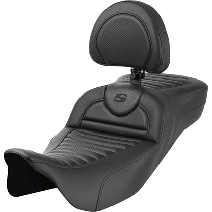 Harley-Davidson Touring (08-24) Roadsofa 2-up sæde Carbon Fiber/ Tuck-n-Roll Extended Reach med førerryglæn – Saddlemen