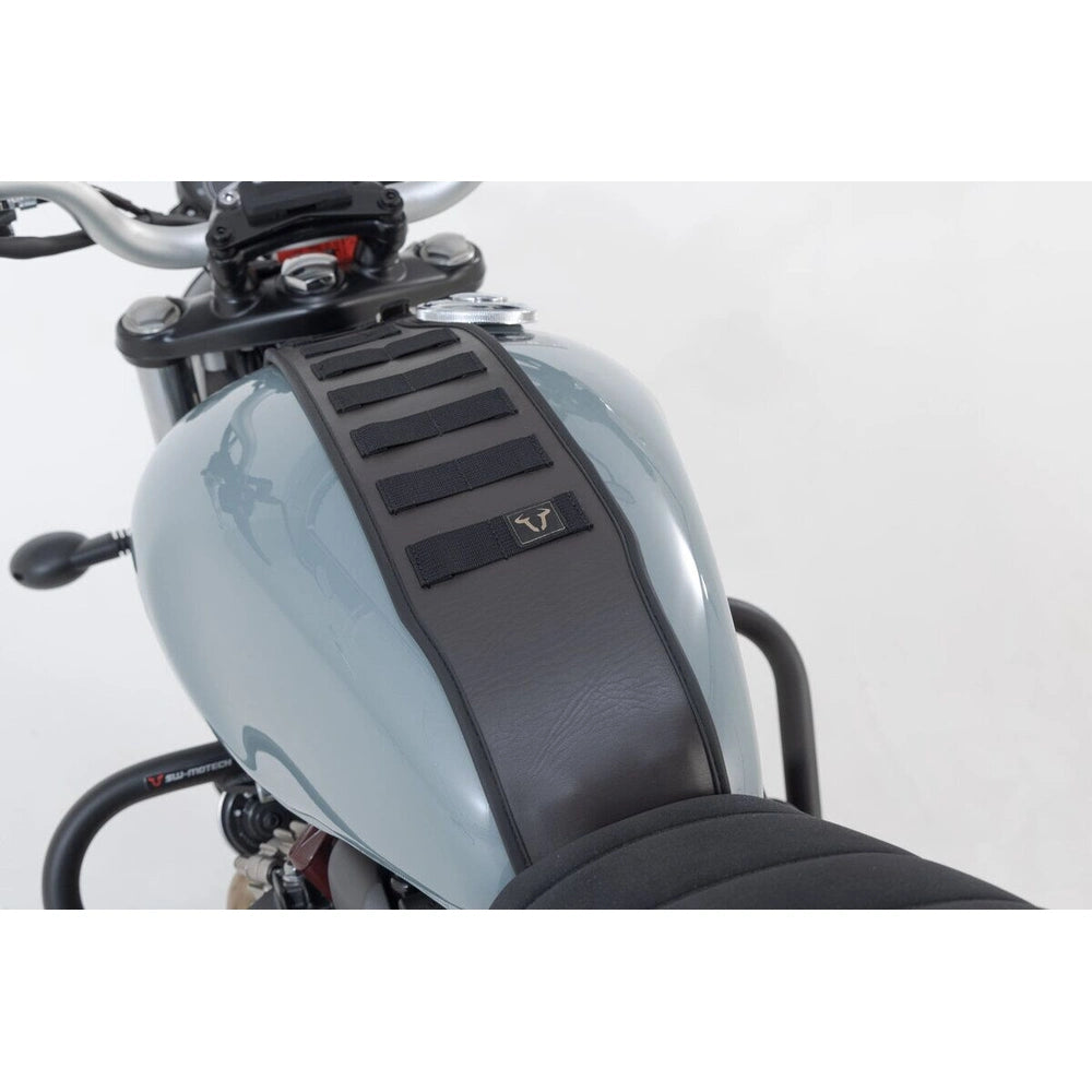 Triumph Bonneville 1200 T120 ABS (16-26) m.fl. Legend Gear Tank Strap SLA – SW-Motech – produktbillede 4