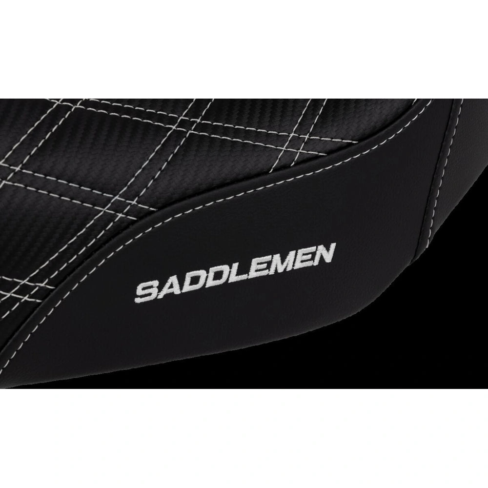 Harley-Davidson Dyna (06-17) Pro Series SDC Performance 2-up sæde Black Gripper Lumbar/ Carbon Fiber Lattice Stitched/ White Stitching – Saddlemen – ekstra produktvisning med fokus på form, polstring, syninger og finish – billede 5