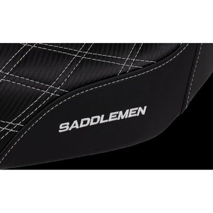 Harley-Davidson Dyna (06-17) Pro Series SDC Performance 2-up sæde Black Gripper Lumbar/ Carbon Fiber Lattice Stitched/ White Stitching – Saddlemen – ekstra produktvisning med fokus på form, polstring, syninger og finish – billede 5