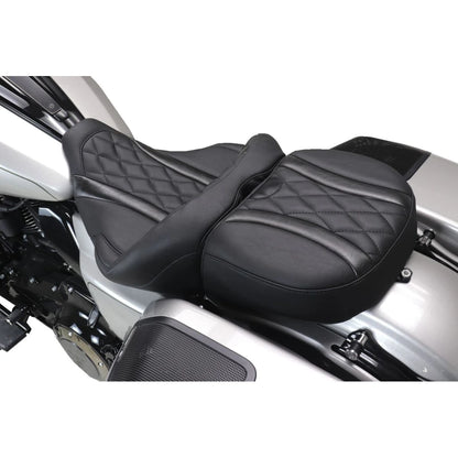 Harley-Davidson Touring (23-26) Deluxe Touring 2-up sæde, diamond – Mustang – Mustang varenr. 89411 – ekstra produktvinkel med fokus på form og finish – billede 6