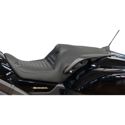 Honda Gold Wing F6B (13-16) Tripper Fastback 2-up sæde, tuck & roll – Mustang – Mustang varenr. 76841 – ekstra produktvinkel med fokus på form og finish – billede 2
