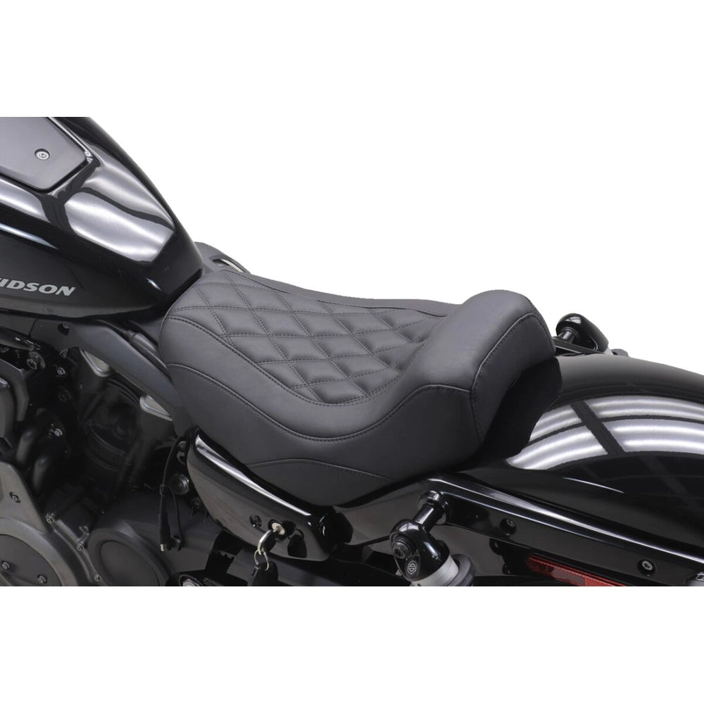 Harley-Davidson Sportster (22-26) Tripper solosæde, diamond – Mustang – Mustang varenr. 83100 – ekstra produktvinkel med fokus på form og finish – billede 2