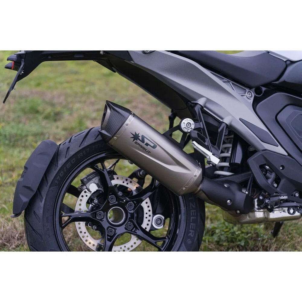 BMW R 1300 GS (23-26) Force Evo slip-on, titanium – Spark – monteret på motorcykel, design og linjeføring, billede 10