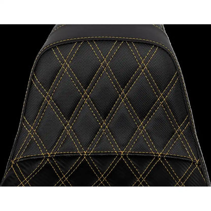Harley-Davidson Dyna (06-17) Pro Series SDC Performance 2-up sæde Black Gripper Lumbar Gold Stitching/ Lattice Stitched – Saddlemen – ekstra produktvisning med fokus på form, polstring, syninger og finish – billede 2