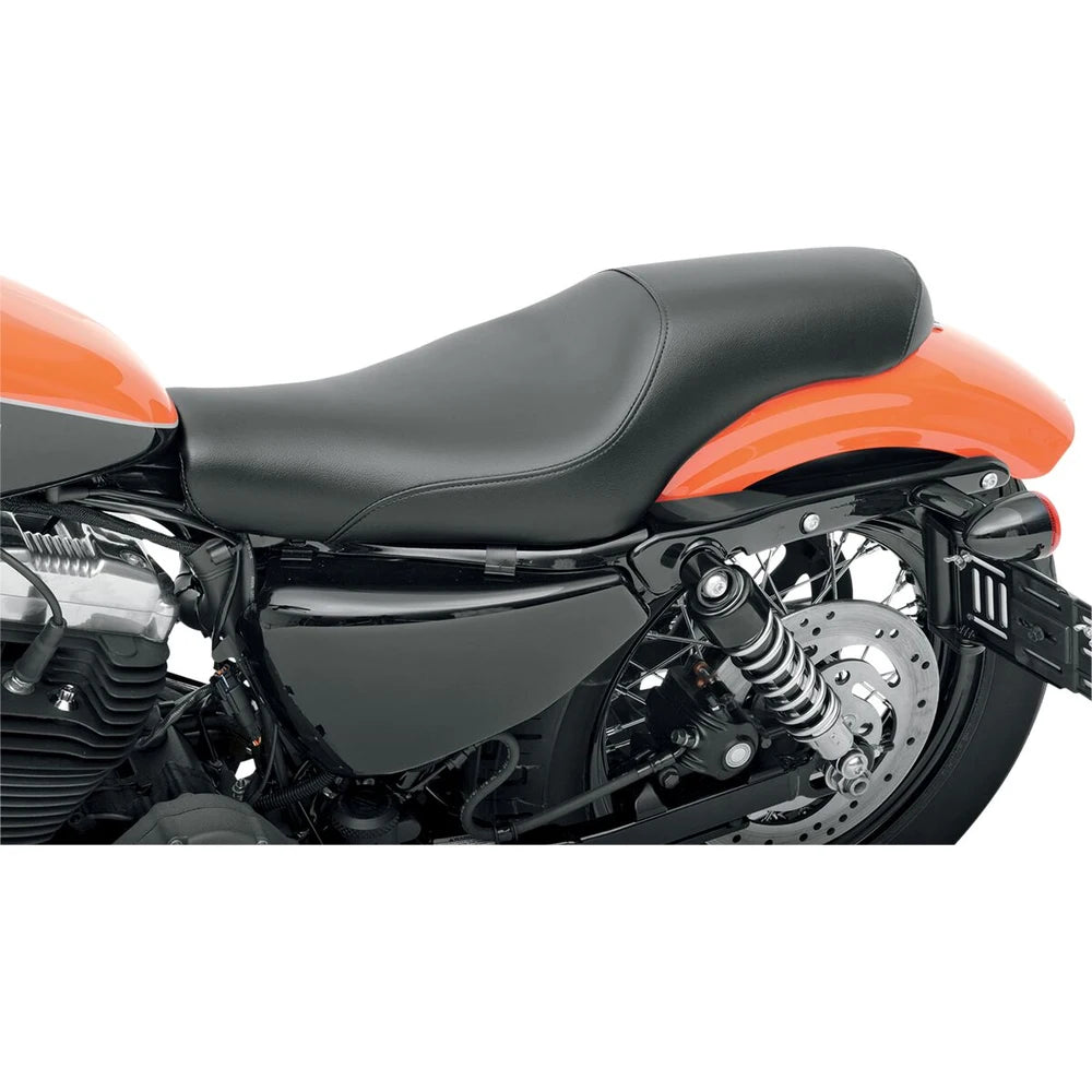 Harley-Davidson Sportster (04-22) Profiler 2-up sæde, 12.5 liter Tank (3.3 US gal.)/ 9.55 liter Tank (2.1 US gal.) – Saddlemen – ekstra produktvisning med fokus på form, polstring, syninger og finish – billede 2