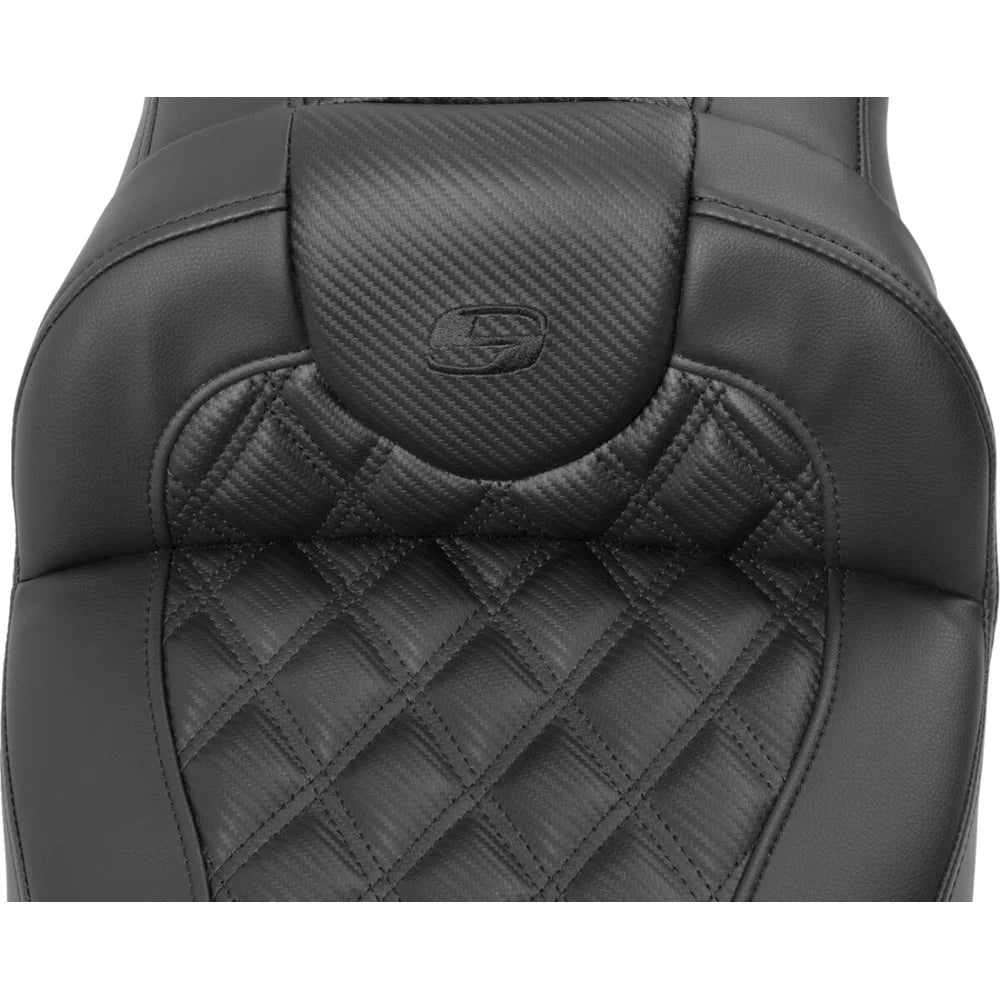Harley-Davidson Touring (23-26) Roadsofa 2-up sæde Carbon Fiber/ Lattice Stitch/ Perforated Extended Reach med førerryglæn – Saddlemen – ekstra produktvisning med fokus på form, polstring, syninger og finish – billede 4
