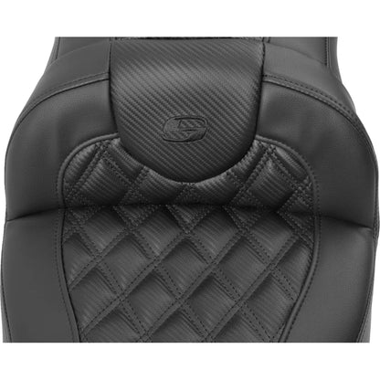 Harley-Davidson Touring (23-26) Roadsofa 2-up sæde Carbon Fiber/ Lattice Stitch/ Perforated Extended Reach med førerryglæn – Saddlemen – ekstra produktvisning med fokus på form, polstring, syninger og finish – billede 4