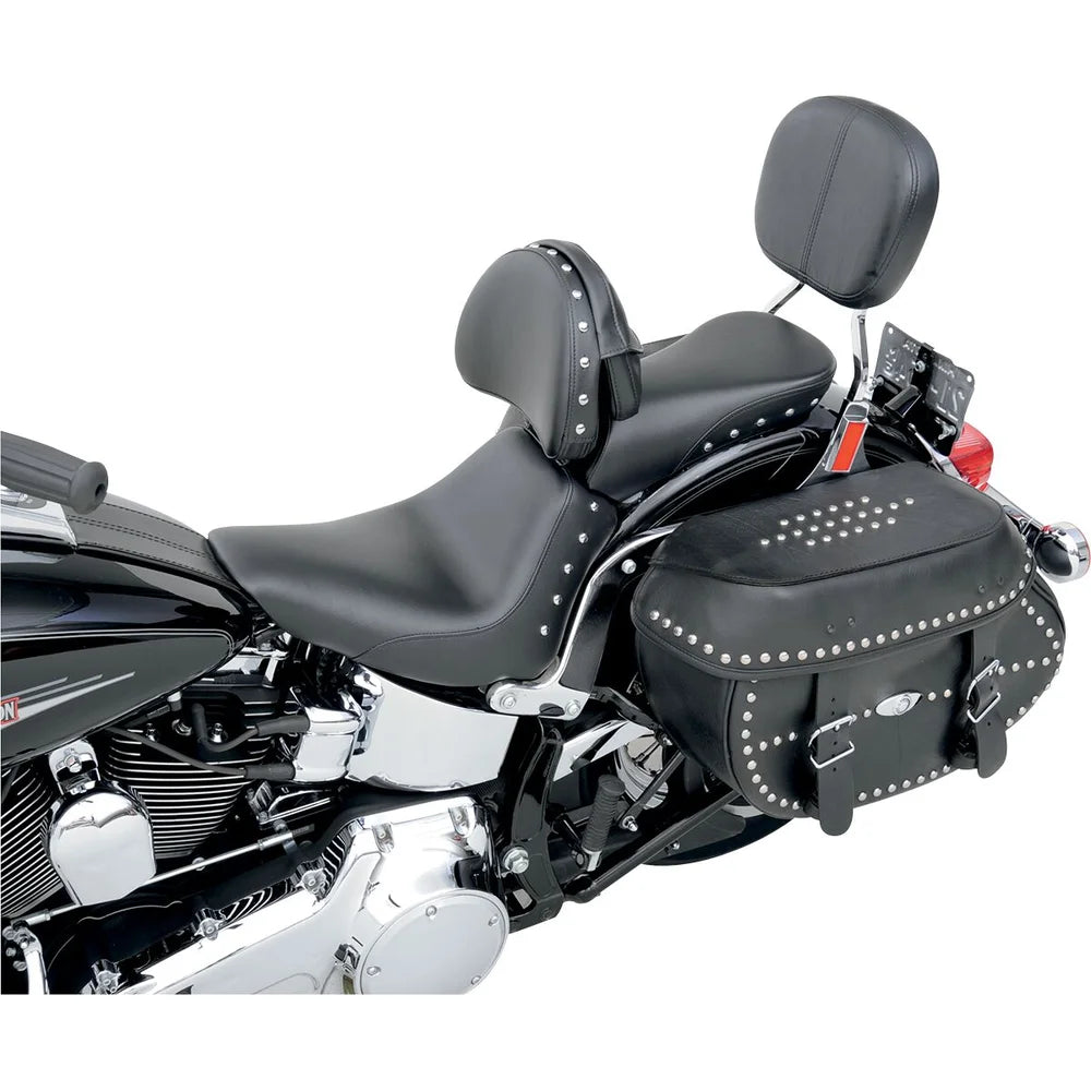 Harley-Davidson Softail (06-17) Renegade Deluxe passagersæde Studded – Saddlemen – ekstra produktvisning med fokus på form, polstring, syninger og finish – billede 2