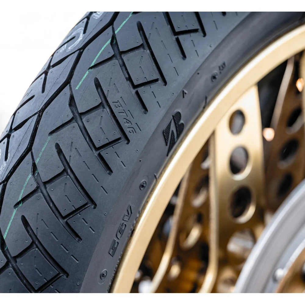 Bridgestone Battlax BT46 110/70-17 54H TL – fordæk – originalt Bridgestone fordæk med trygt greb til klassiske motorcykler og daglig kørsel. Køb hos Mo2parts. Produktbillede 3.