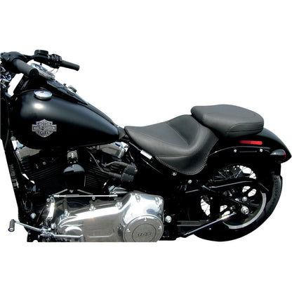 Harley-Davidson Softail (11-17) Wide solosæde – Mustang – Mustang varenr. 76752 – ekstra produktvinkel med fokus på form og finish – billede 5