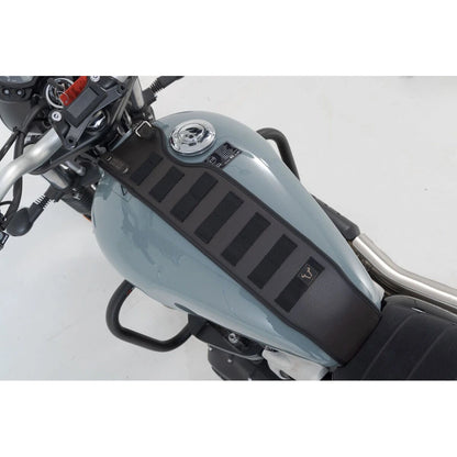 Triumph Bonneville 1200 T120 ABS (16-26) m.fl. Legend Gear Tank Strap SLA – SW-Motech – produktbillede 3
