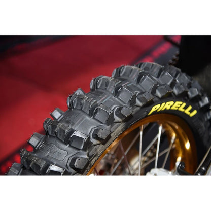 Pirelli Scorpion MX Soft 100/90-19 57M TT NHS – bagdæk med fokus på slidbanemønster – vælg det rigtige Pirelli MC-dæk hos Mo2parts.