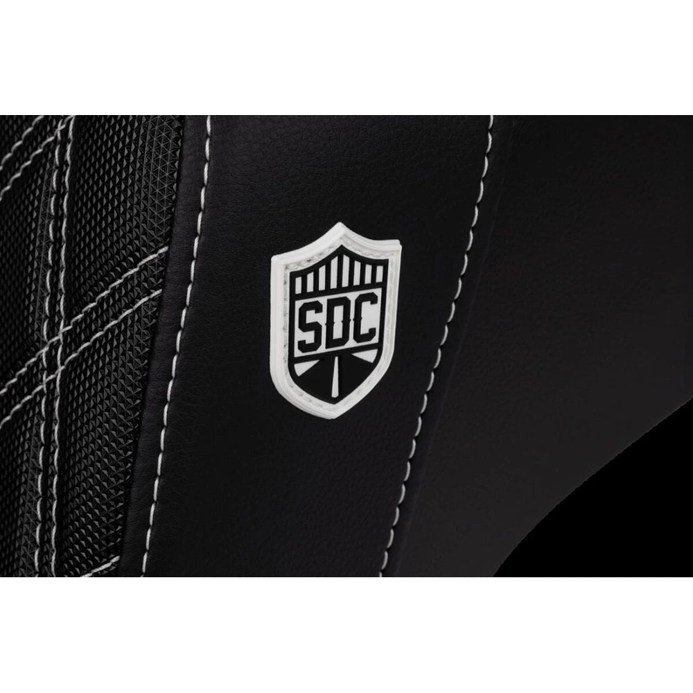 Harley-Davidson Dyna (06-17) Pro Series SDC Performance 2-up sæde Black Gripper Lumbar/ Carbon Fiber Lattice Stitched/ White Stitching – Saddlemen – ekstra produktvisning med fokus på form, polstring, syninger og finish – billede 3