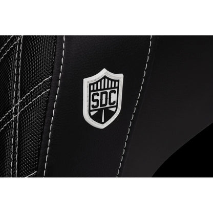 Harley-Davidson Dyna (06-17) Pro Series SDC Performance 2-up sæde Black Gripper Lumbar/ Carbon Fiber Lattice Stitched/ White Stitching – Saddlemen – ekstra produktvisning med fokus på form, polstring, syninger og finish – billede 3