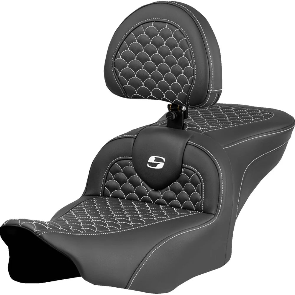 Harley-Davidson Touring (23-26) Roadsofa 2-up sæde Dragon Stitch hvid syning med førerryglæn – Saddlemen