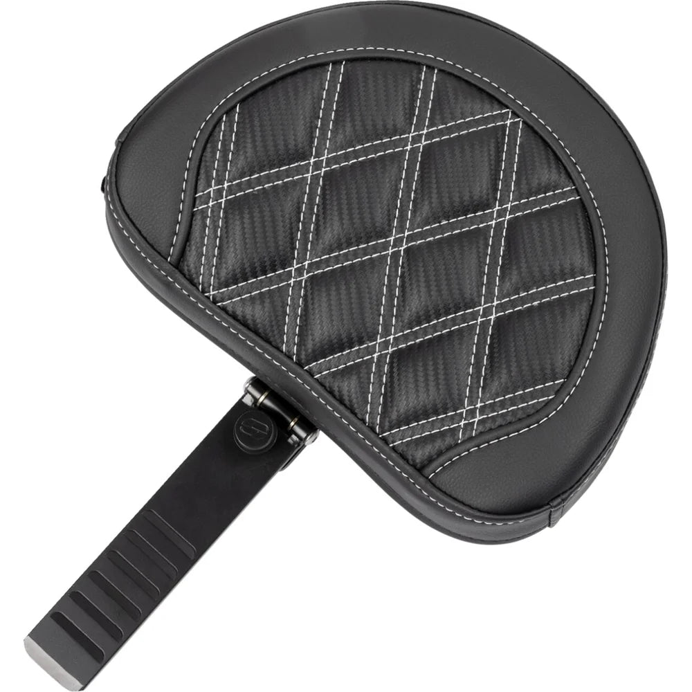 Harley-Davidson Touring (23-26) Roadsofa 2-up sæde Carbon Fiber/ Lattice Stitch/ Perforated sølv syning med førerryglæn – Saddlemen – ekstra produktvisning med fokus på form, polstring, syninger og finish – billede 3