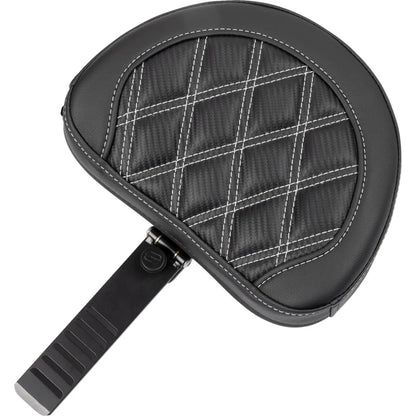 Harley-Davidson Touring (23-26) Roadsofa 2-up sæde Carbon Fiber/ Lattice Stitch/ Perforated sølv syning med førerryglæn – Saddlemen – ekstra produktvisning med fokus på form, polstring, syninger og finish – billede 3