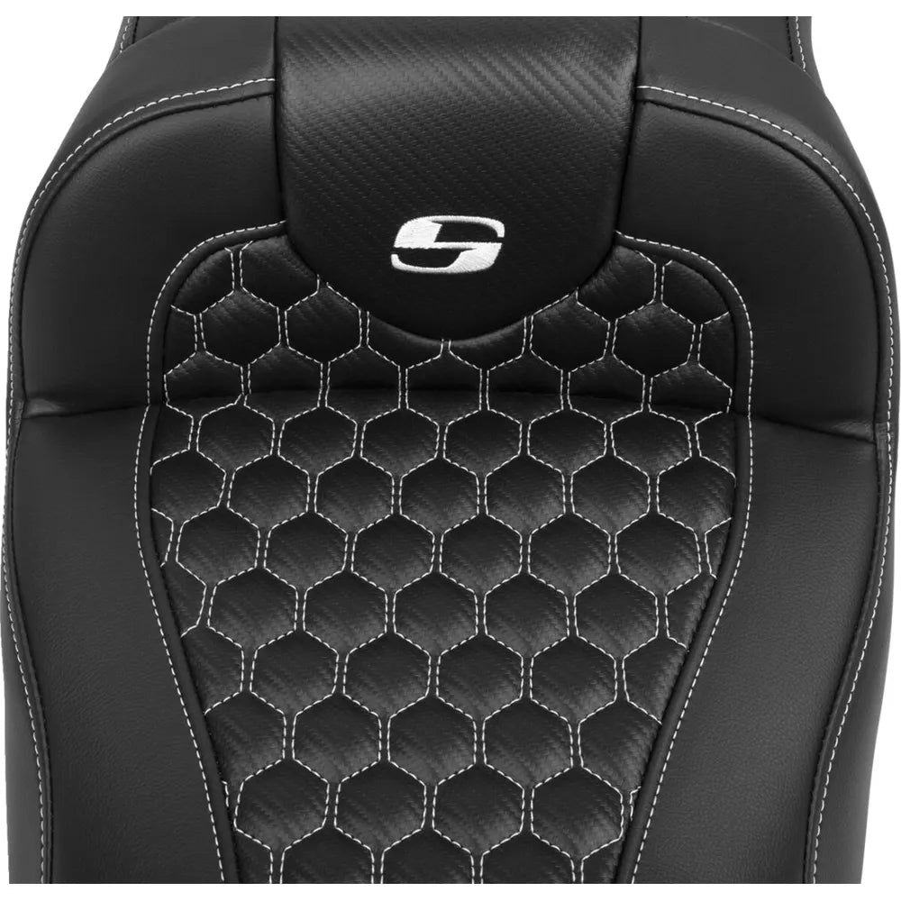 Harley-Davidson Touring (23-26) Roadsofa 2-up sæde Honeycomb hvid syning Extended Reach (823-07-190B6) – Saddlemen – ekstra produktvisning med fokus på form, polstring, syninger og finish – billede 4