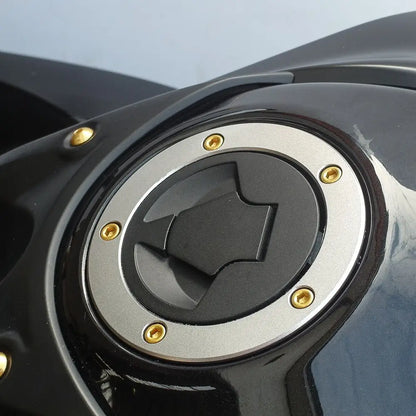 Tankdækselboltsæt, 5 stk. – 7075-T6 aluminium, guld, TKA243 – Pro-Bolt – monteret på motorcykel
