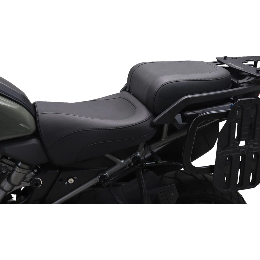 Harley-Davidson Pan America Special (21-26) Adventure 2-up sæde – Mustang – Mustang varenr. 84810 – ekstra produktvinkel med fokus på form og finish – billede 2