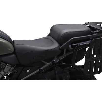 Harley-Davidson Pan America Special (21-26) Adventure 2-up sæde – Mustang – Mustang varenr. 84810 – ekstra produktvinkel med fokus på form og finish – billede 2