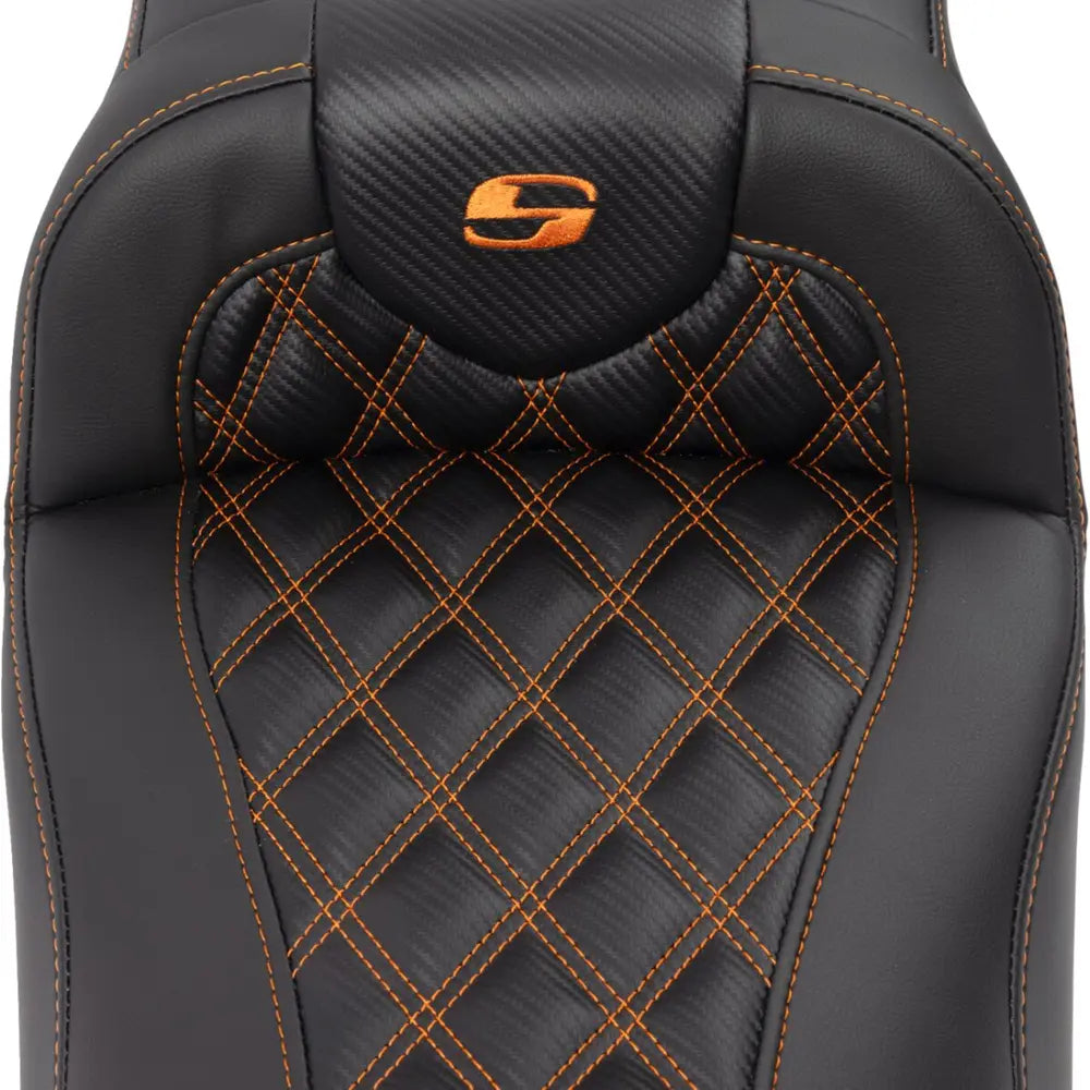 Harley-Davidson Touring (23-26) Roadsofa 2-up sæde Carbon Fiber/ Lattice Stitch/ Perforated orange syning Extended Reach (823-07-207B3) – Saddlemen – ekstra produktvisning med fokus på form, polstring, syninger og finish – billede 4