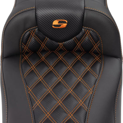 Harley-Davidson Touring (23-26) Roadsofa 2-up sæde Carbon Fiber/ Lattice Stitch/ Perforated orange syning Extended Reach (823-07-207B3) – Saddlemen – ekstra produktvisning med fokus på form, polstring, syninger og finish – billede 4