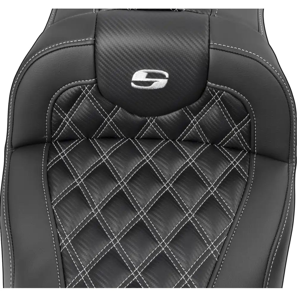 Harley-Davidson Touring (23-26) Roadsofa 2-up sæde Carbon Fiber/ Lattice Stitch/ Perforated sølv syning med førerryglæn – Saddlemen – ekstra produktvisning med fokus på form, polstring, syninger og finish – billede 2