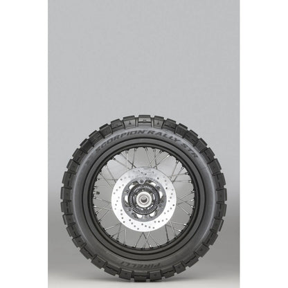 Pirelli Scorpion Rally Race 140/80-18 70R TT – bagdæk med fokus på slidbanemønster – vælg det rigtige Pirelli MC-dæk hos Mo2parts.