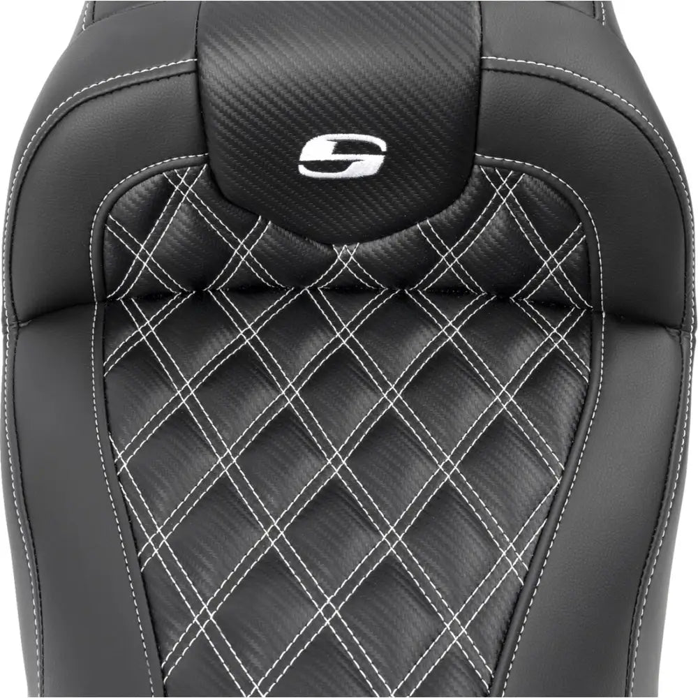Harley-Davidson Touring (23-26) Roadsofa 2-up sæde Carbon Fiber/ Lattice Stitch/ Perforated hvid syning – Saddlemen – ekstra produktvisning med fokus på form, polstring, syninger og finish – billede 2