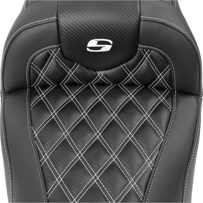 Harley-Davidson Touring (23-26) Roadsofa 2-up sæde Carbon Fiber/ Lattice Stitch/ Perforated hvid syning – Saddlemen – ekstra produktvisning med fokus på form, polstring, syninger og finish – billede 2