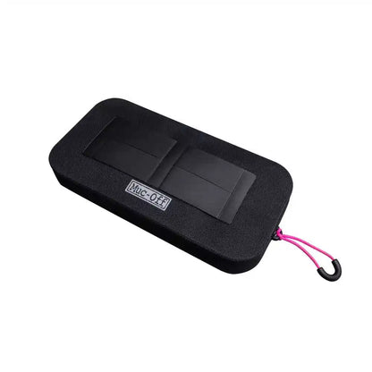Vandtæt opbevaringstaske – Muc-Off Waterproof Essentials Case – sort – vandtæt taske med fastgørelsesstropper på bagsiden
