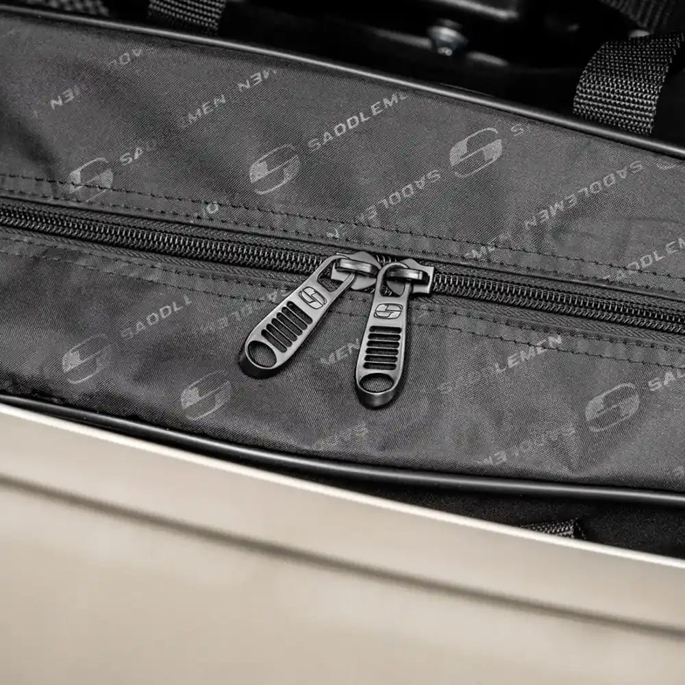 Harley-Davidson Low Rider ST (22-25) sidetaskeliner – Saddlemen – ekstra produktvisning med fokus på pasform, ruminddeling og finish – billede 3