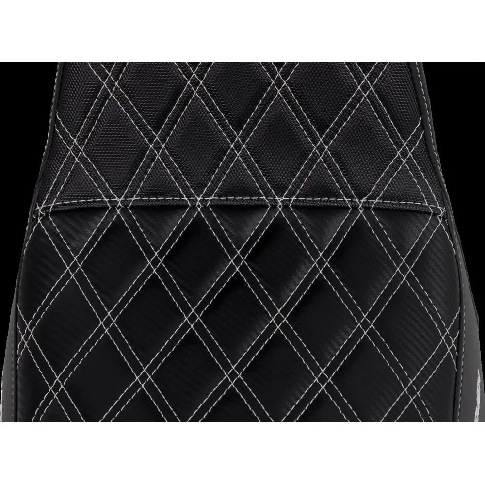 Harley-Davidson Dyna (06-17) Pro Series SDC Performance 2-up sæde Black Gripper Lumbar/ Carbon Fiber Lattice Stitched/ White Stitching – Saddlemen – ekstra produktvisning med fokus på form, polstring, syninger og finish – billede 2