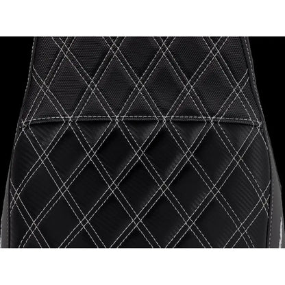 Harley-Davidson Dyna (06-17) Pro Series SDC Performance 2-up sæde Black Gripper Lumbar/ Carbon Fiber Lattice Stitched/ White Stitching – Saddlemen – ekstra produktvisning med fokus på form, polstring, syninger og finish – billede 2