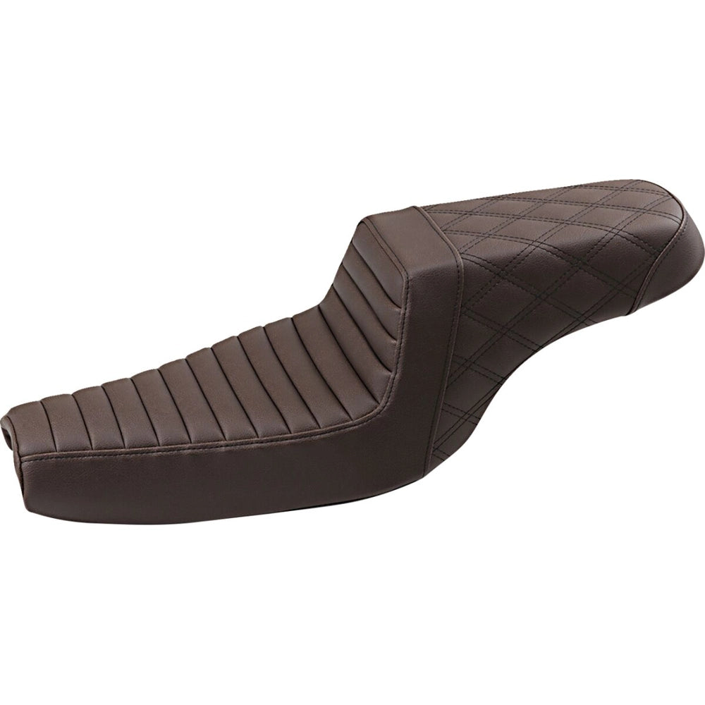Harley-Davidson Sportster (04-22) Step-Up 2-up sæde Front Tuck-n-Roll/ Rear Lattice Stitch, med førerryglæn (807-11-176BR) – Saddlemen