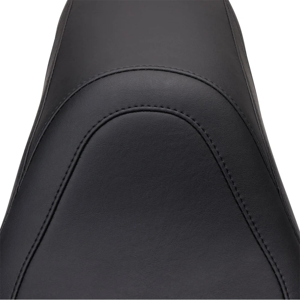 Yamaha Bolt R-Spec (14-24) Tripper Fastback 2-up sæde – Mustang – Mustang varenr. 75690 – detalje af materiale, syninger og finish – billede 3