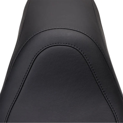 Yamaha Bolt R-Spec (14-24) Tripper Fastback 2-up sæde – Mustang – Mustang varenr. 75690 – detalje af materiale, syninger og finish – billede 3