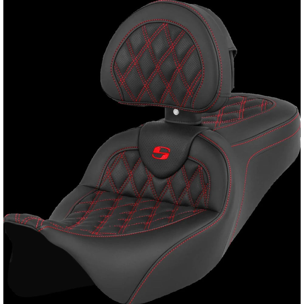 Harley-Davidson Touring (08-24) Roadsofa 2-up sæde Lattice Stitch rød syning med førerryglæn – Saddlemen – ekstra produktvisning med fokus på form, polstring, syninger og finish – billede 3