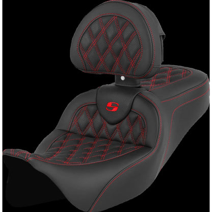 Harley-Davidson Touring (08-24) Roadsofa 2-up sæde Lattice Stitch rød syning med førerryglæn – Saddlemen – ekstra produktvisning med fokus på form, polstring, syninger og finish – billede 3