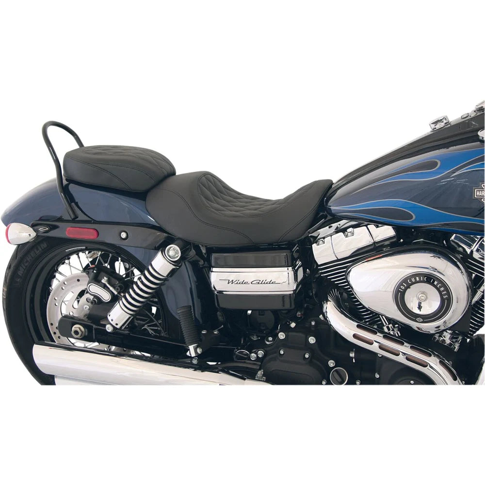 Harley-Davidson Dyna (06-17) Tripper passagersæde, diamond – Mustang – Mustang varenr. 76705 – ekstra produktvinkel med fokus på form og finish – billede 2