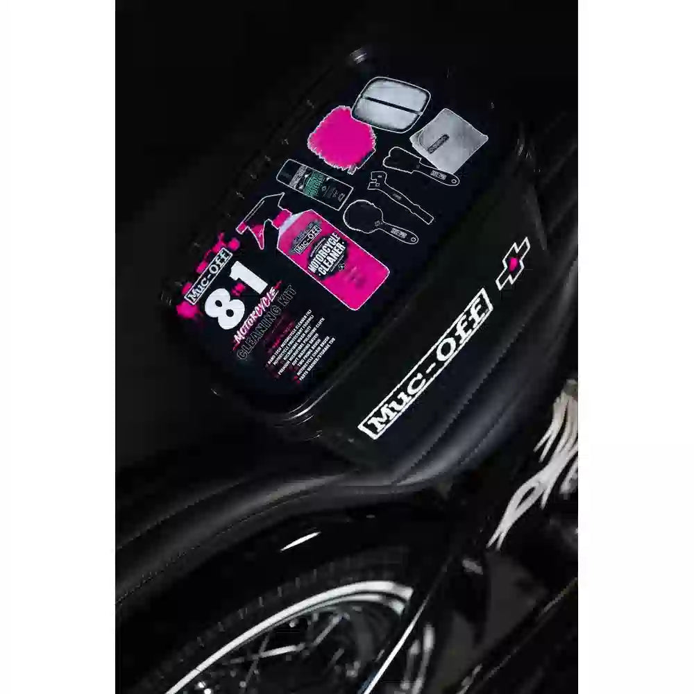MC rengøringssæt – Muc-Off 8 in 1 Motorcycle Cleaning Kit – 8 in 1 Motorcycle Cleaning Kit placeret på motorcykel
