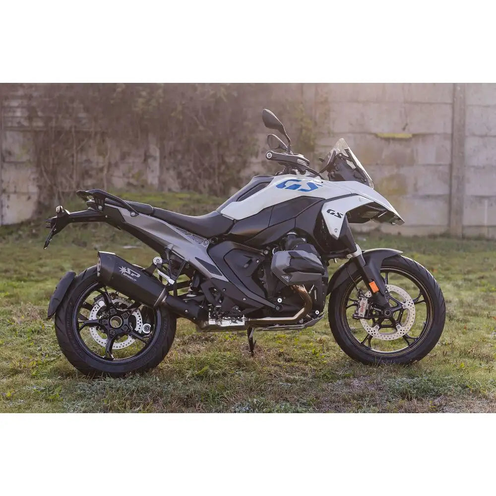 BMW R 1300 GS (23-26) Fighter Evo slip-on, sort – Spark – monteret på motorcykel, design og linjeføring, billede 3