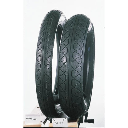 Metzeler Perfect ME 77 140/90-15 70S TT – bagdæk – ekstra visning af dækkets profil, mønster og konstruktion.